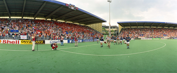 840528 Afbeelding van de ereronde van het Nederlands team na afloop van de gewonnen finale van het WK Hockey heren ...